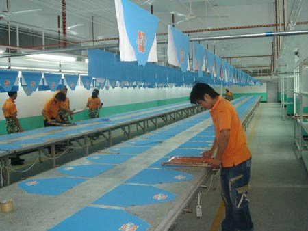 工衣/工作服定做中LOGO圖案絲印_手工絲網印刷技術揭秘視頻