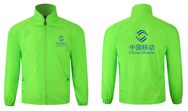 紅色定制風衣背后款式及LOGO印制效果圖