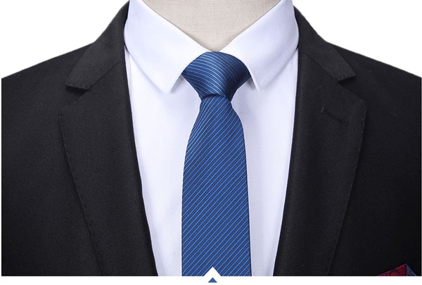 單排一粒扣職業(yè)西裝定做衣領(lǐng)細節(jié)特寫圖