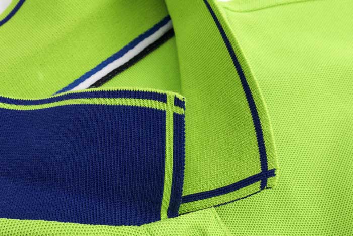 1898號時(shí)尚翻領(lǐng)短袖POLO衫定做之成衣領(lǐng)部花形細(xì)節(jié)放大展示圖